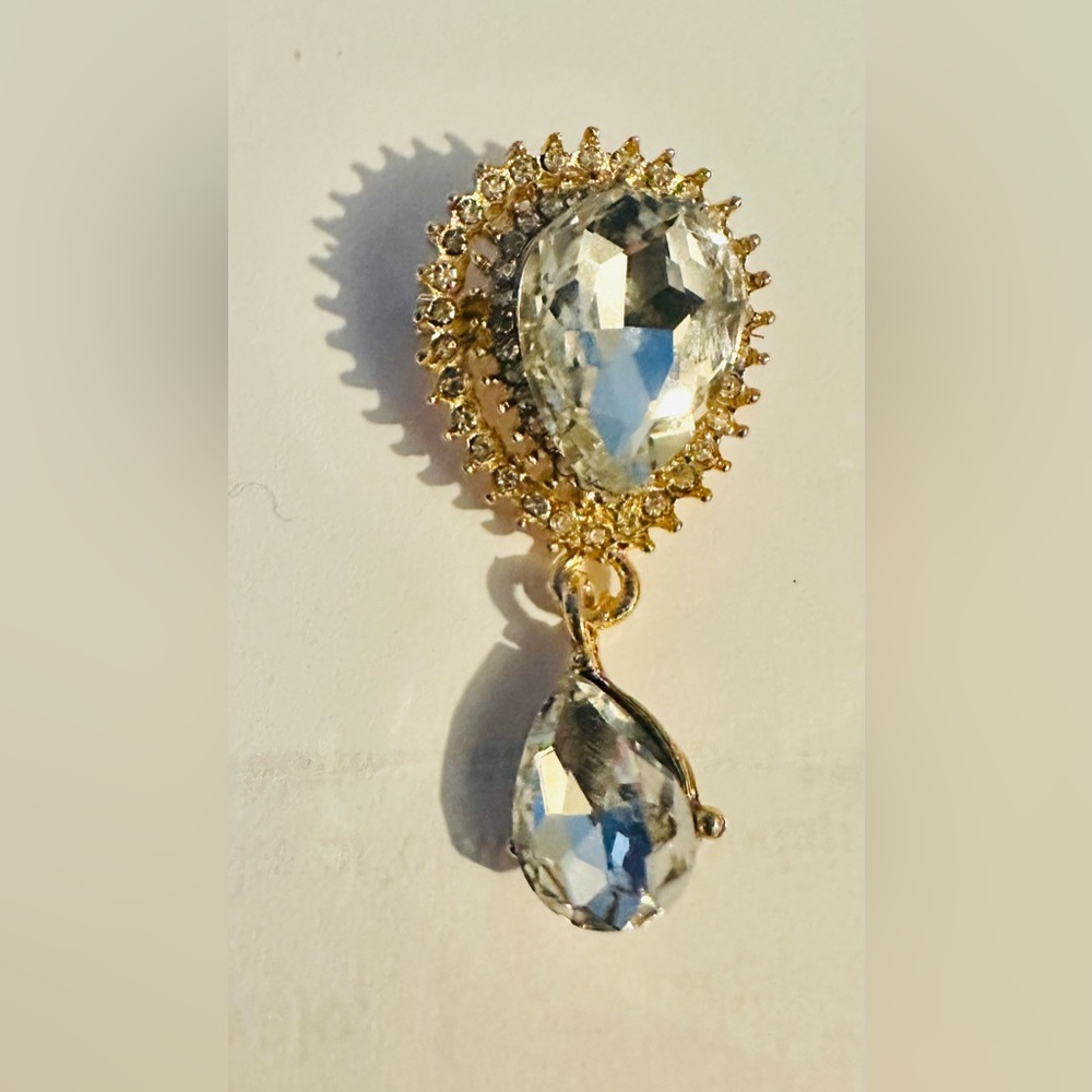 Elegant Gold Teardrop brooch